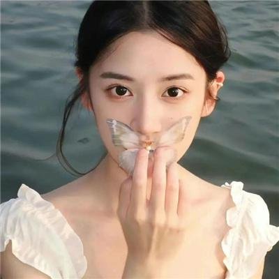 穿一只红鞋的男人